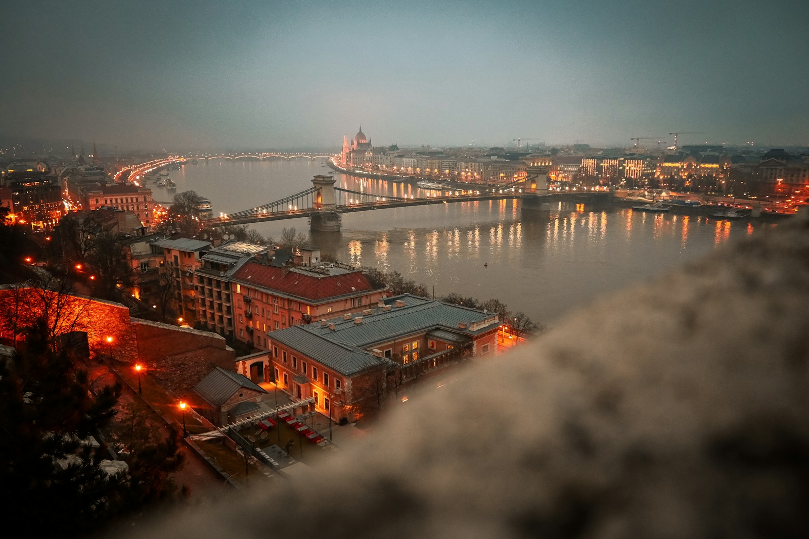 Budapesti esti városkép, amely az érkezés hangulatát idézi