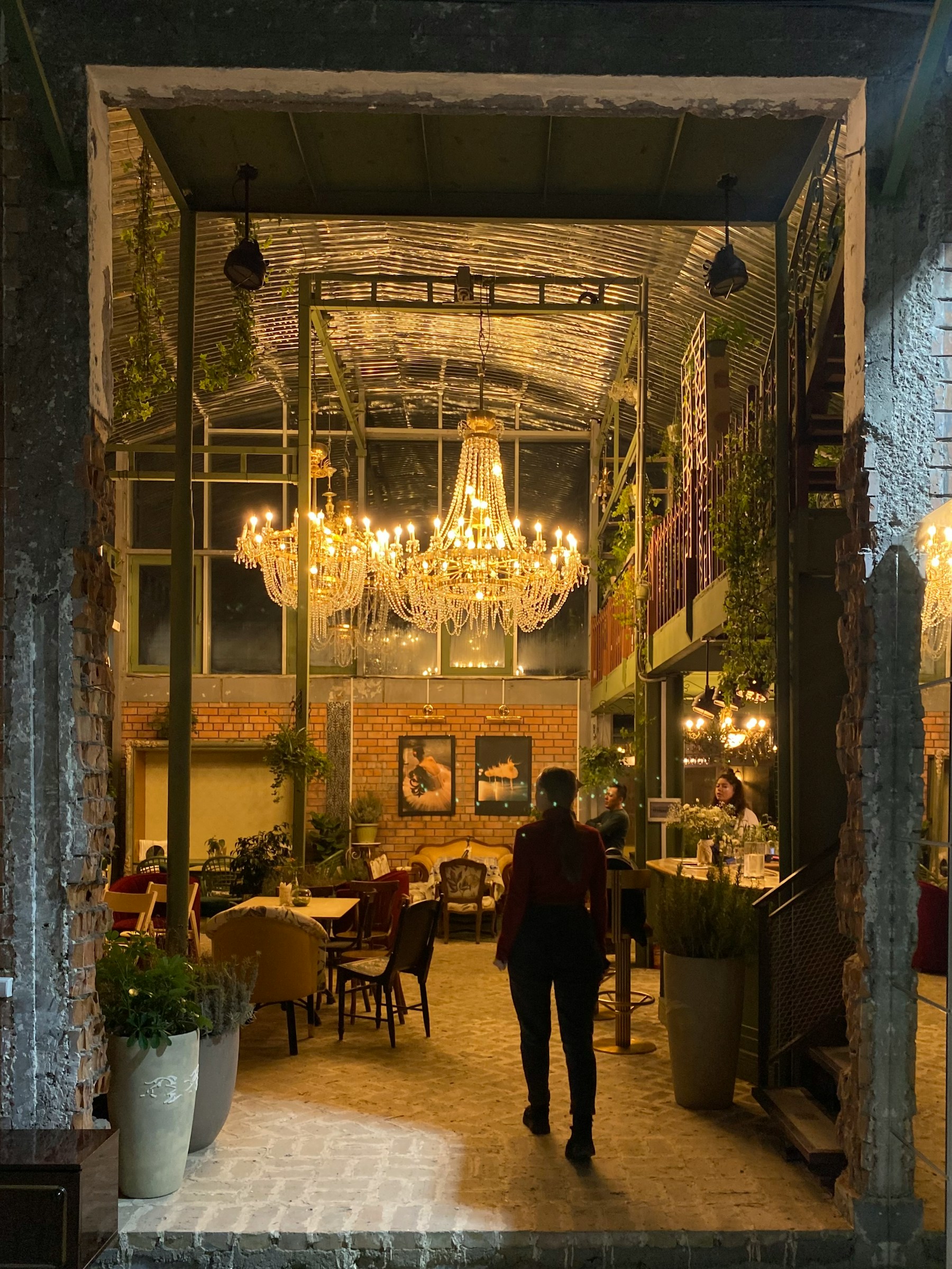 Belső udvar fényekkel és meleg esti hangulattal